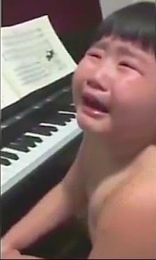 实拍: 孩子被妈妈逼着学琴, 边哭边唱! 网友: 歌声表达了一切