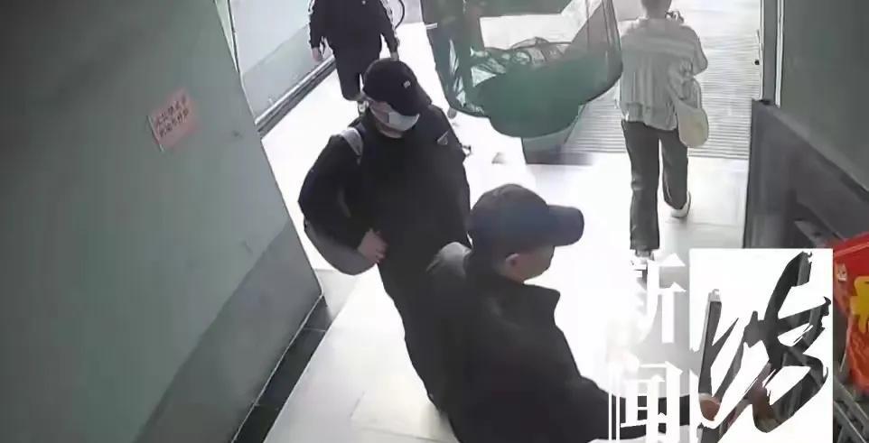 上海，一爷叔看到2个男子在小区很怪异，20多℃的天气，他们都穿着黑色长袖长裤，戴