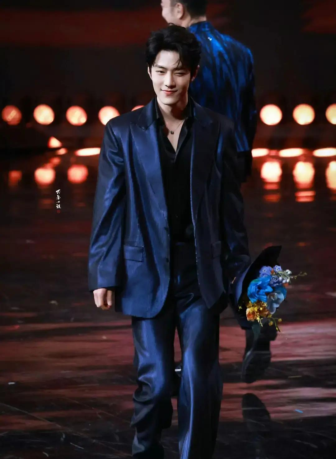 2024微博之夜，全场最炸裂的一幕，不是谁拿奖，也不是谁翻车。是王一博，那个拥