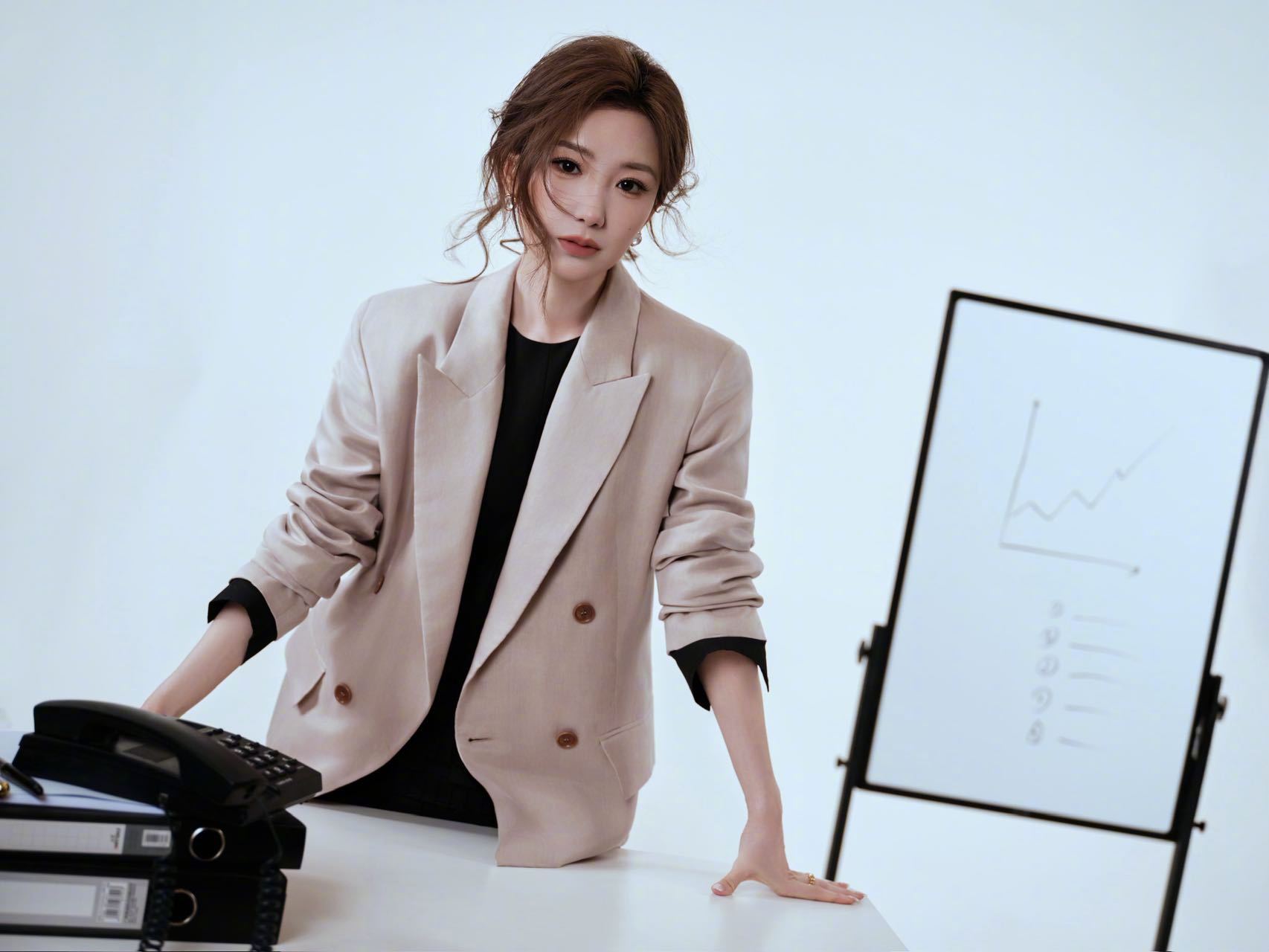 毛晓彤这组图完全妈咪级别直接美到失语！温柔中带着强大气场，可盐可甜无缝切换，这才