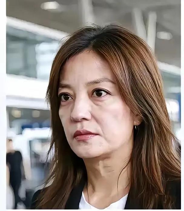 她怎么大变模样了，苍老了许多，恍如隔世，一下子变成了老奶奶的模样了，连脸上鱼尾纹