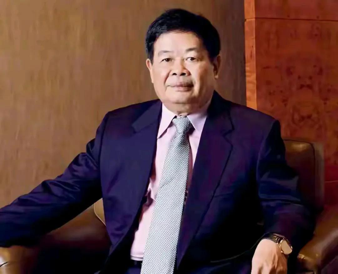 曹德旺辞去董事长一职，由其子曹晖接棒！！曹德旺吸取了宗庆后的教训，来个扶上马