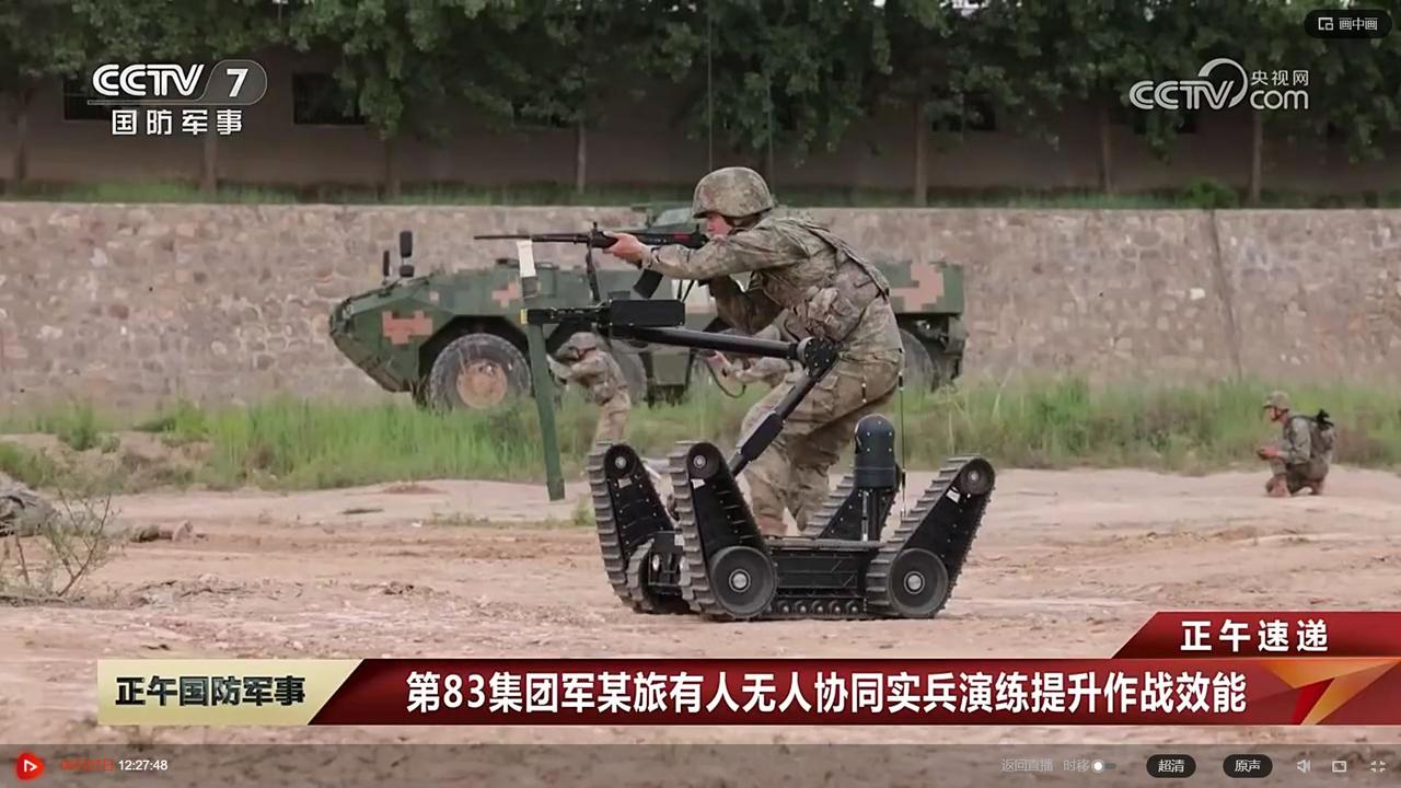 [呲牙笑]现在壕了嘛，换装了新型“大八轮”和战斗机器人——新型“大八轮”的红箭
