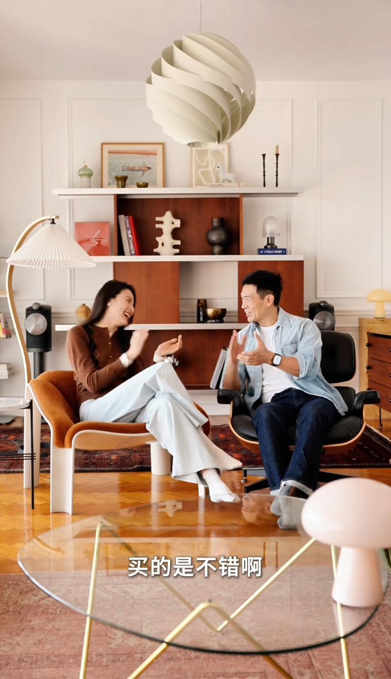 44岁男演员与90后超模老婆复合，晒上海230㎡大平层，没名气但日子过得