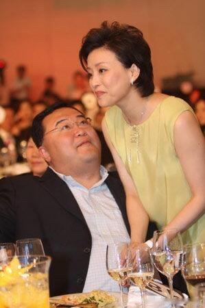 央视大美女杨澜果然是嫁对了人，看看她丈夫吴征那么深情看着她，这是娱乐圈里男明星很