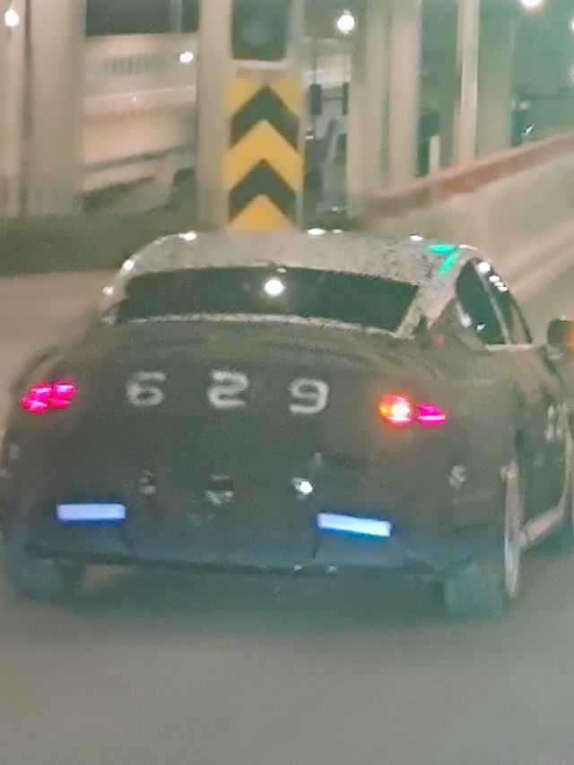 改款小米SU7，害我追了一路才看清晚上在路上碰到一辆伪装车，加速贼猛一路追着像