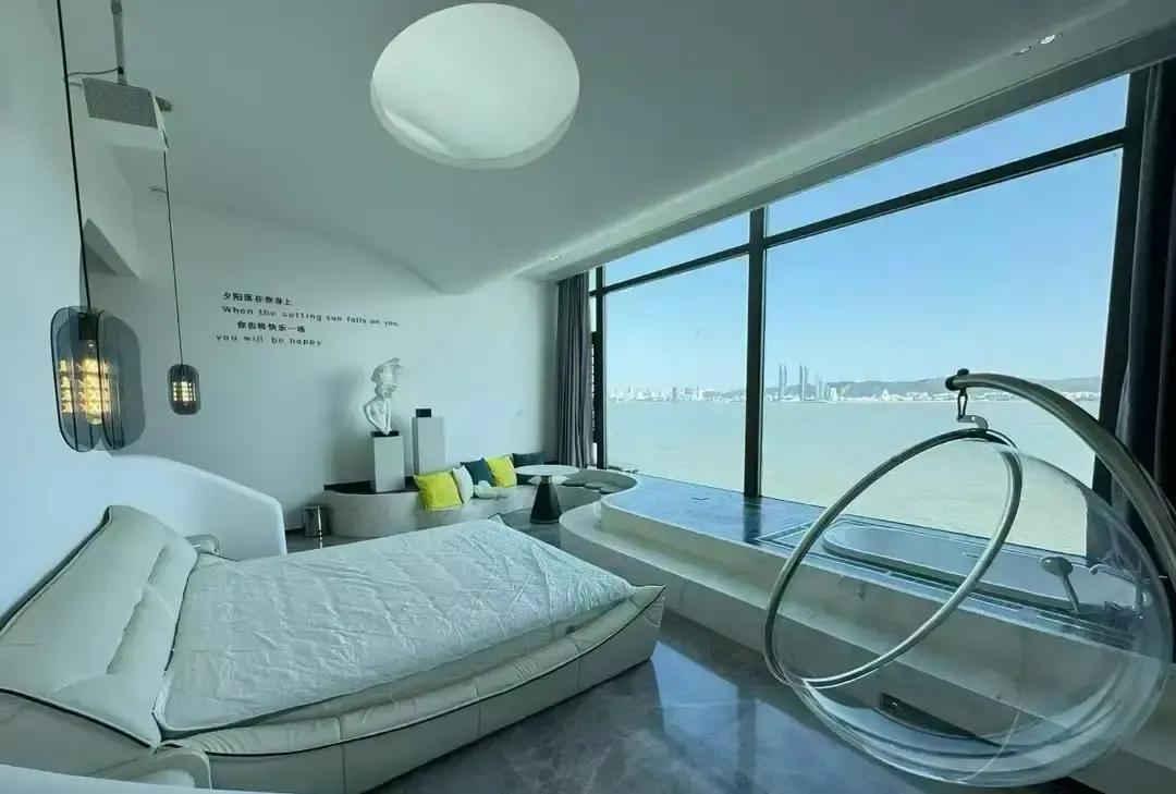 刷到漳州港新房才六千八，别墅一百六十万就能拿下，我直接截图发群里。厦门开车四十