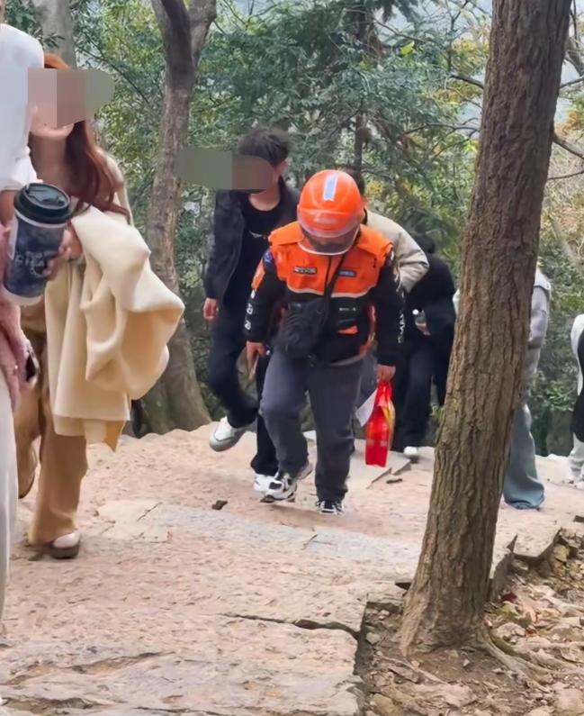 浙江杭州，一外卖小哥接了个蜜雪冰城的订单，要求送到北高峰山顶，小哥不辞辛苦一路爬