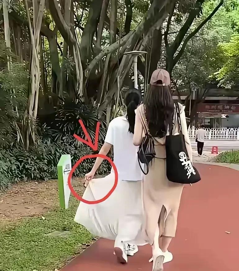 小玥儿跟着马晓梅后真的大不一样了，居然把留了多年的长发给剪短了，以往的休闲裤
