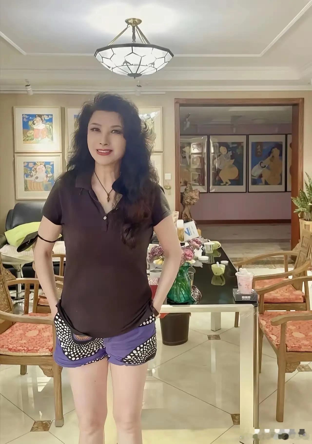 她曾经是火遍大江南北的女神级大明星，现在已经60多岁了，依然是单身一人，你还能认