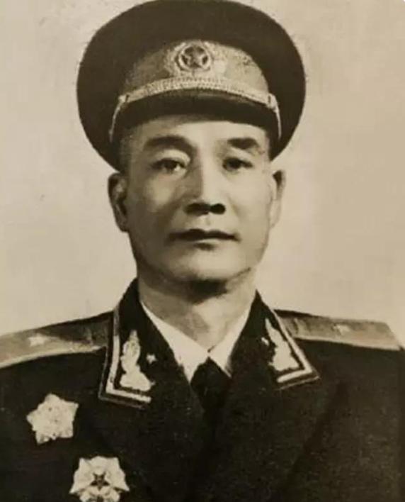 1950年,毛主席正在中南海内批阅文件,突然,卫士在门外报告说,有一位叫李治的首