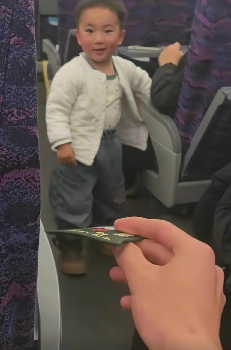 列车上，一个小男孩，总是在一位兵哥哥跟前走过来走过去，兵哥哥的一个举动，让孩子瞬