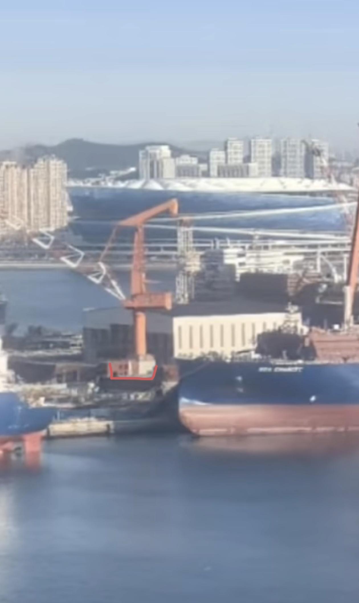 北方某地004近照机库底板装上了，搭载进度极快！[666]