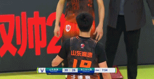 被羞辱了？北京时间2月11日，山东男篮与广厦男篮在CBA俱乐部杯季军战中展开争夺