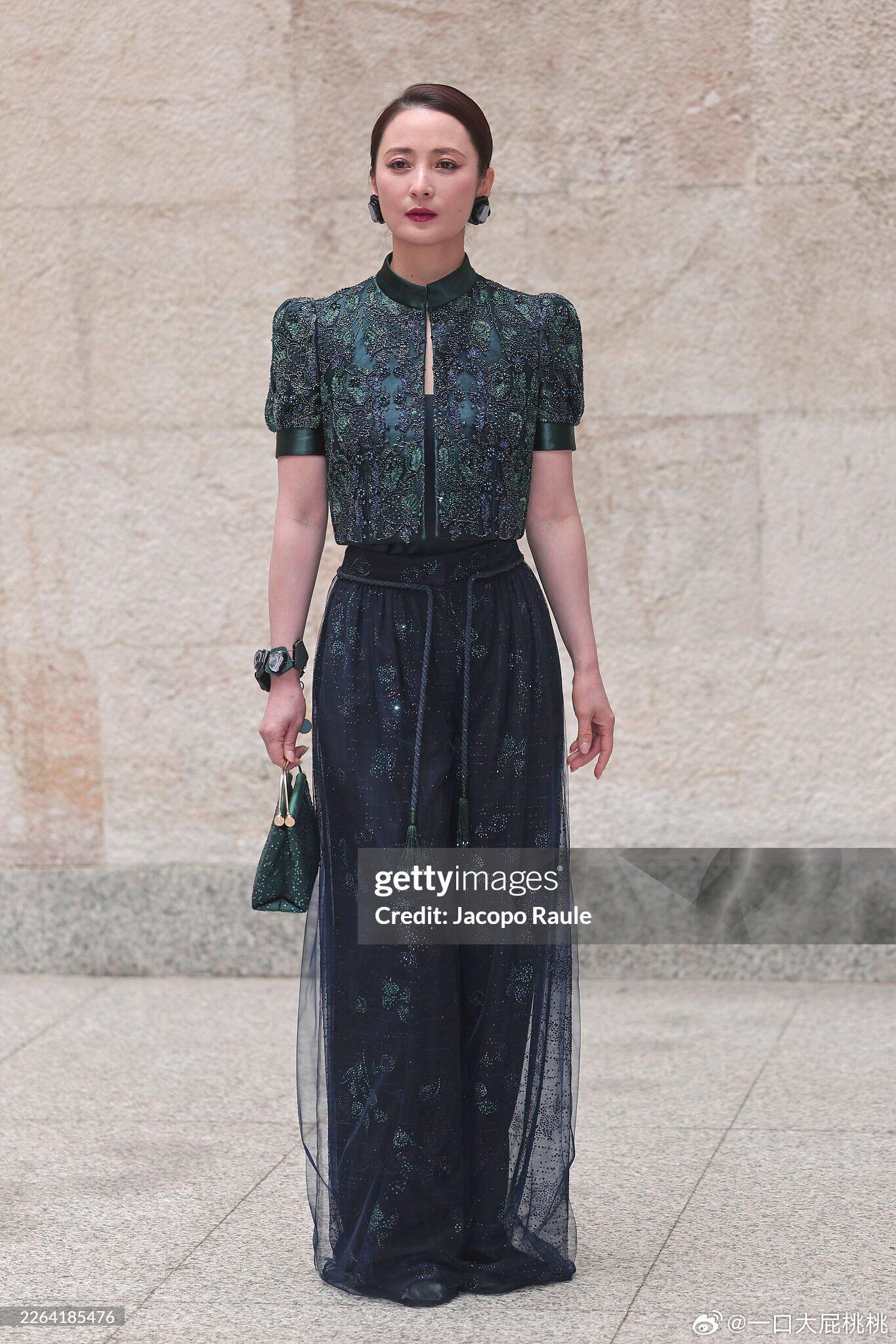 蒋勤勤亮相米兰时装周GiorgioArmani2026秋冬秀场看秀，一身品牌2
