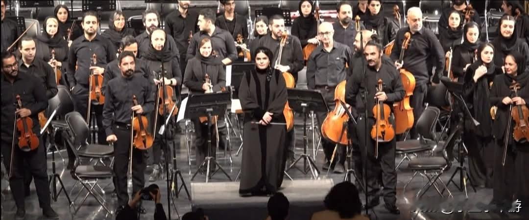 伊朗从1979年的伊斯兰革命后，法律上是规定女性禁止歌唱，后来变成禁止在男女混合