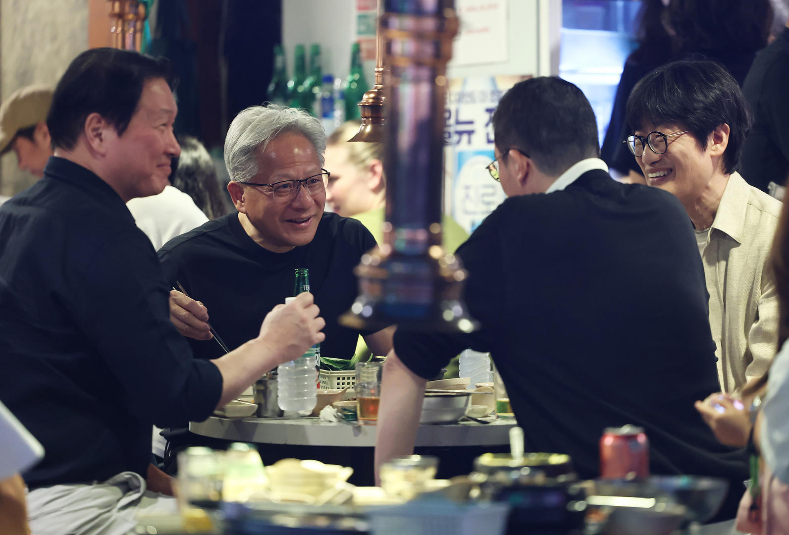 黄仁勋现身烤肉店 韩财阀烤肉调酒