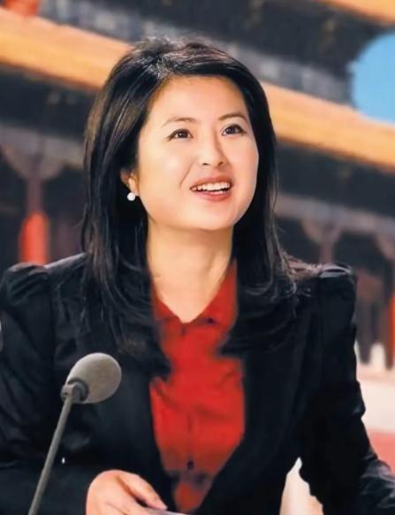 2015年，42岁的“央视名嘴”张泉灵辞职后，趁60岁的老公不注意，带着147万