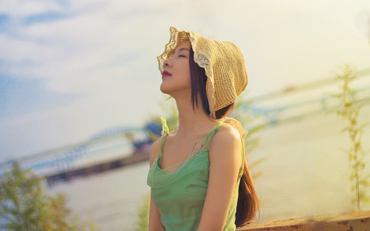 女人允许男人暧昧，多半是这几种心理：1.需要被爱和陪伴，但不想负责任；2.只