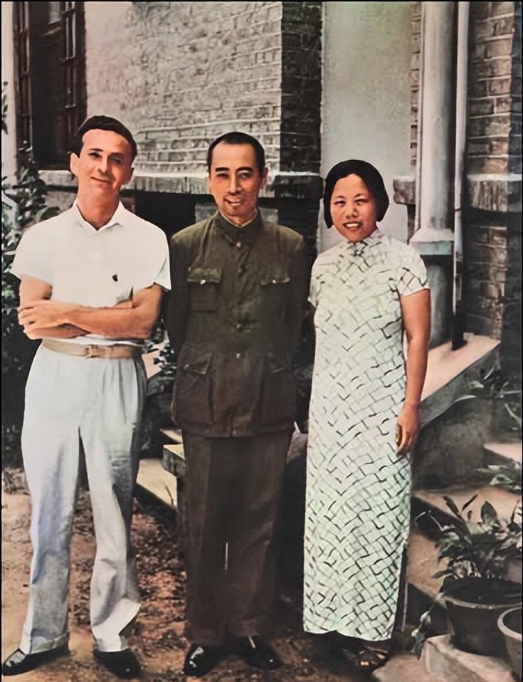 这是周总理和妻子邓颖超，以及美国进步作家、记者埃德加·斯诺的真实样貌，都看看吧，