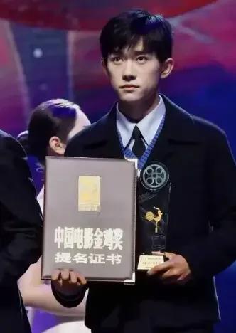 这下，王俊凯和王源该睡不着了，不是因为两人不能同台演出了，也不是因为他俩闹矛盾了
