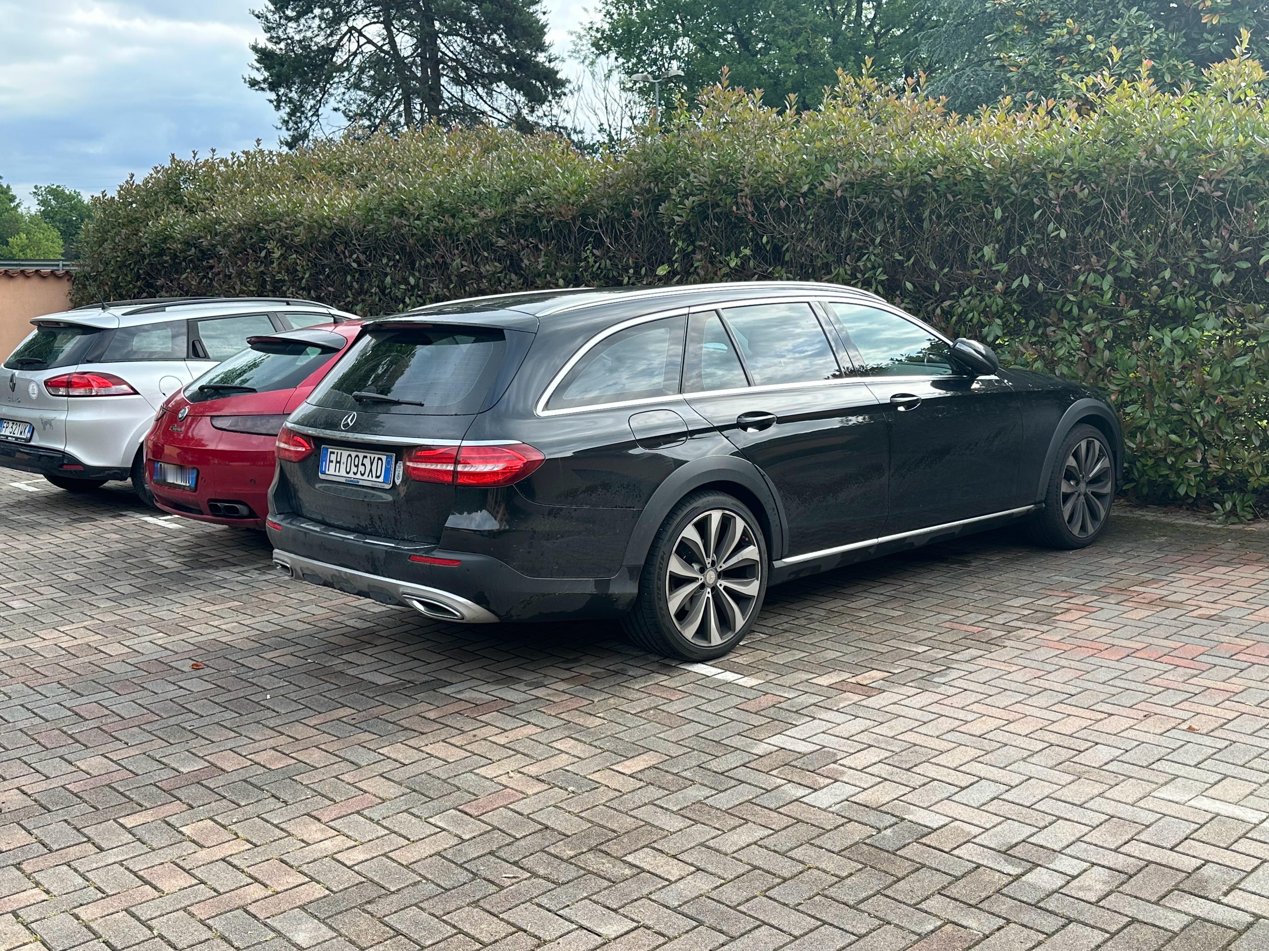 难得见到我最喜欢的两台车停一起，E-ClassAllTerrain&Br