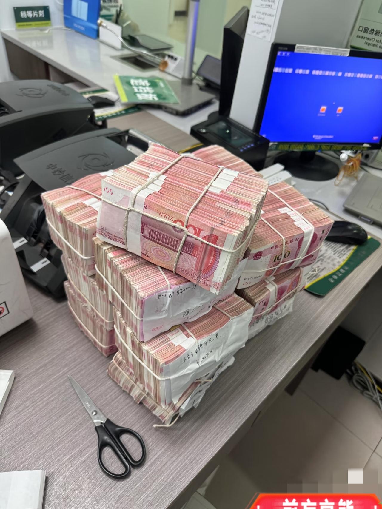 家族群突然炸了！侄女在银行干了3年，今天直接喊大家定期到期赶紧取，别再傻