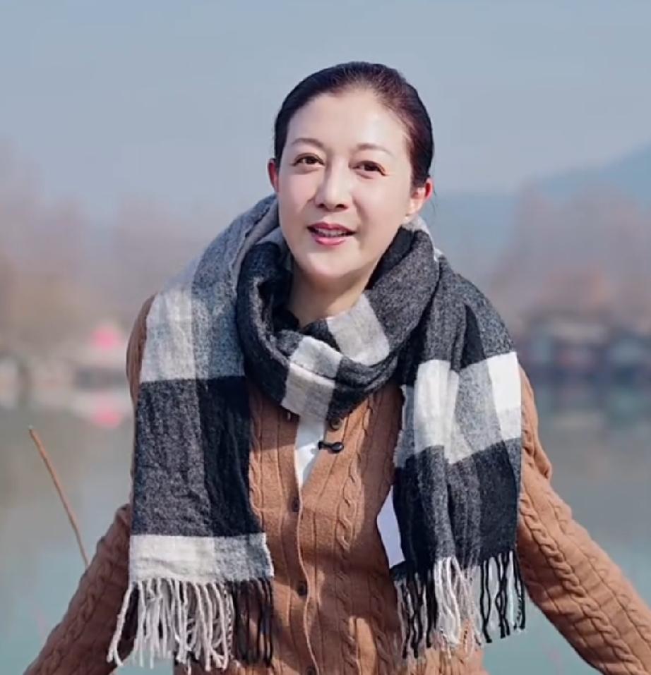 吴绮莉拒做亲子鉴定，成龙白被骂这么多年原来吴绮莉不愿意做亲子鉴定，因为她认为