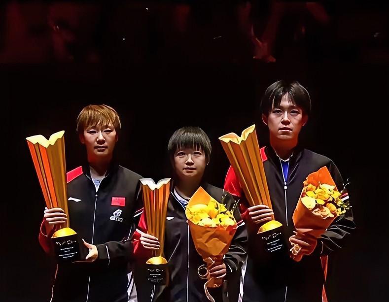 王楚钦和王曼昱合影后，球迷们说王炸姐弟之间隔着座石景山，瞧这多有才、孙颖莎填补了