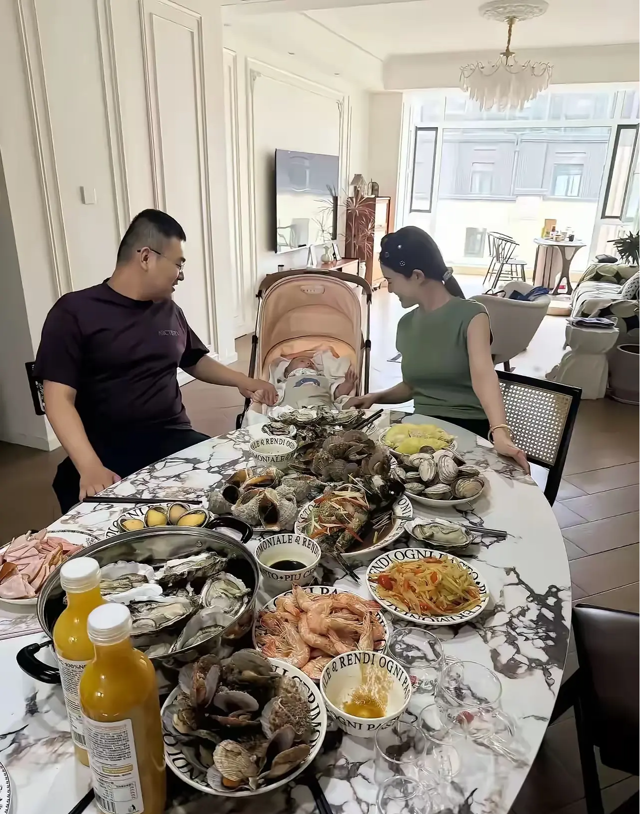 这小孩出生就含着金钥匙了，真是让人……太羡慕了