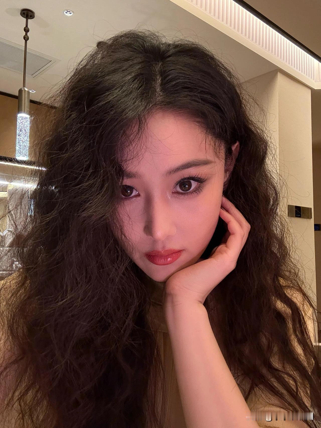 张馨予嫁给军人后，大家都以为她能够安心当军嫂了。但是看到她现在的穿搭和视频，感觉