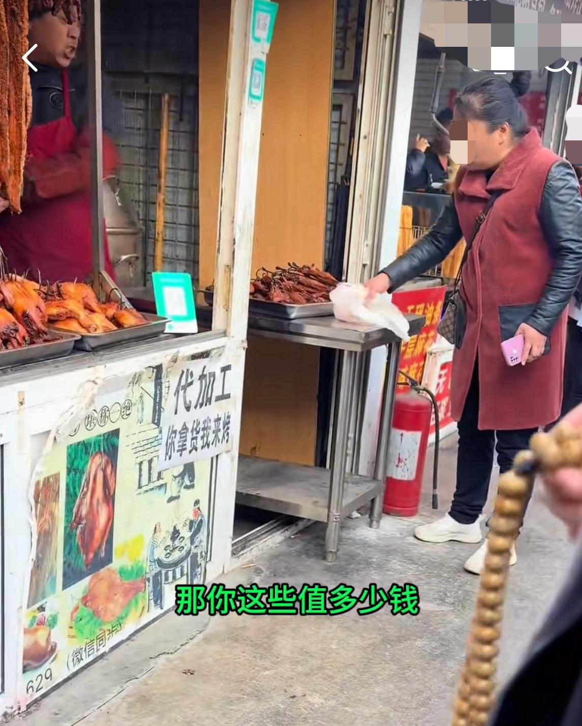一老太太买完五花烤肉后，拿回家后孩子把瘦肉吃完了，老太太气不过找到店主理论，要求
