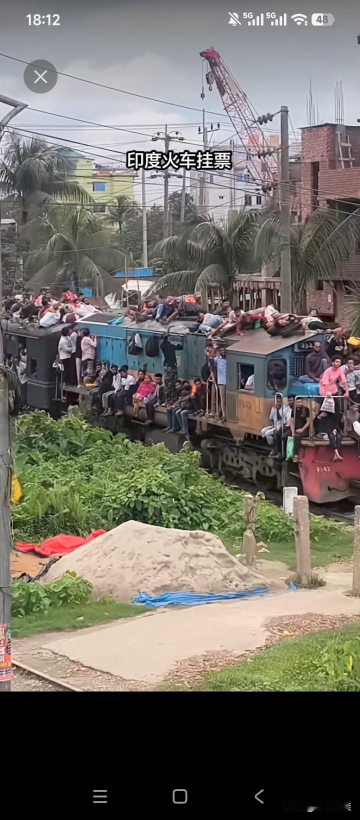 记得当年坐绿皮火车的时候，有三种票，硬座票、卧铺票和站票，其中卧铺又分硬卧和软卧