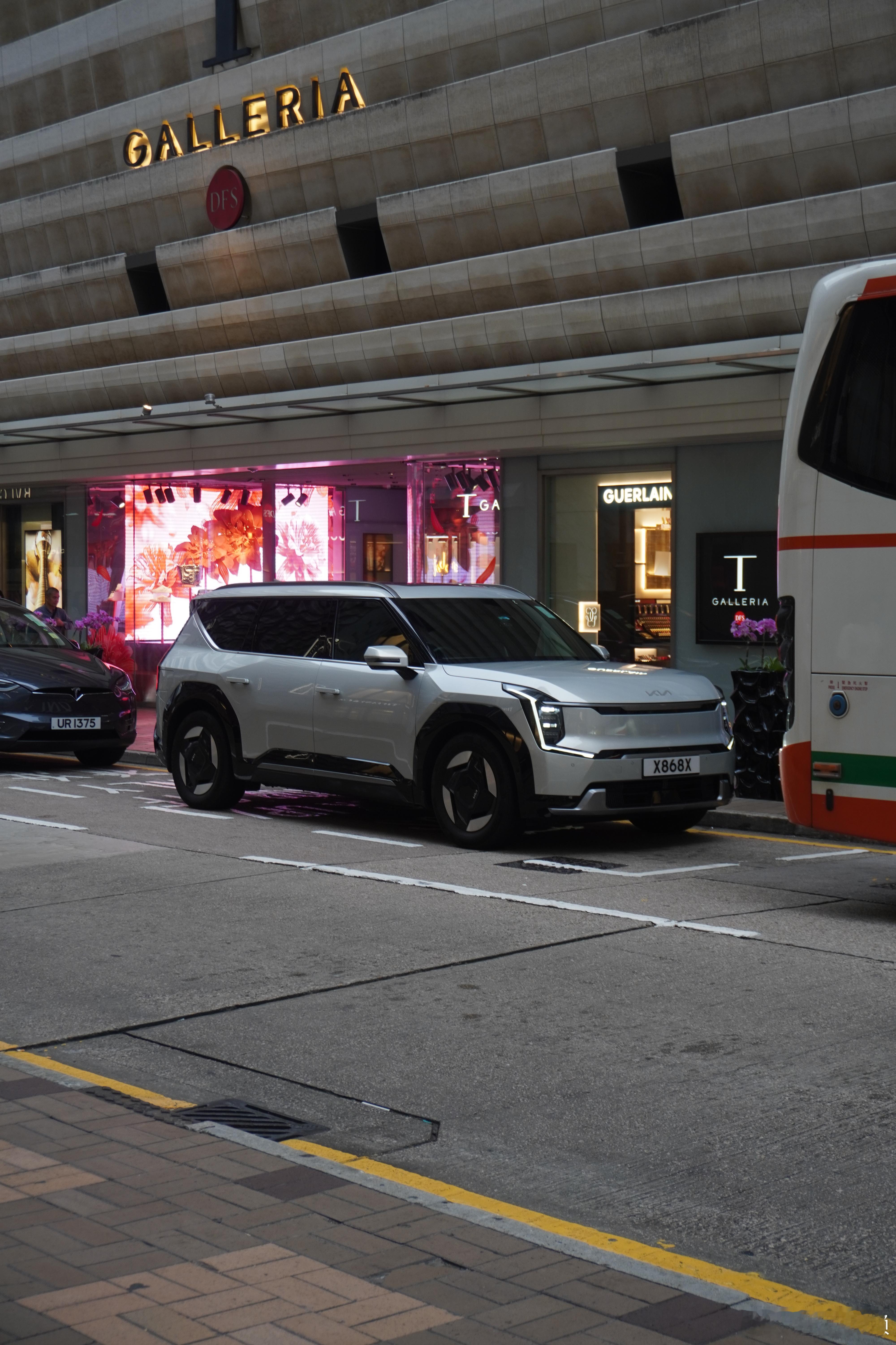 在香港的街头发现一辆起亚ev5，这颜值真的可以啊，看起来还是很显档次的，都不像