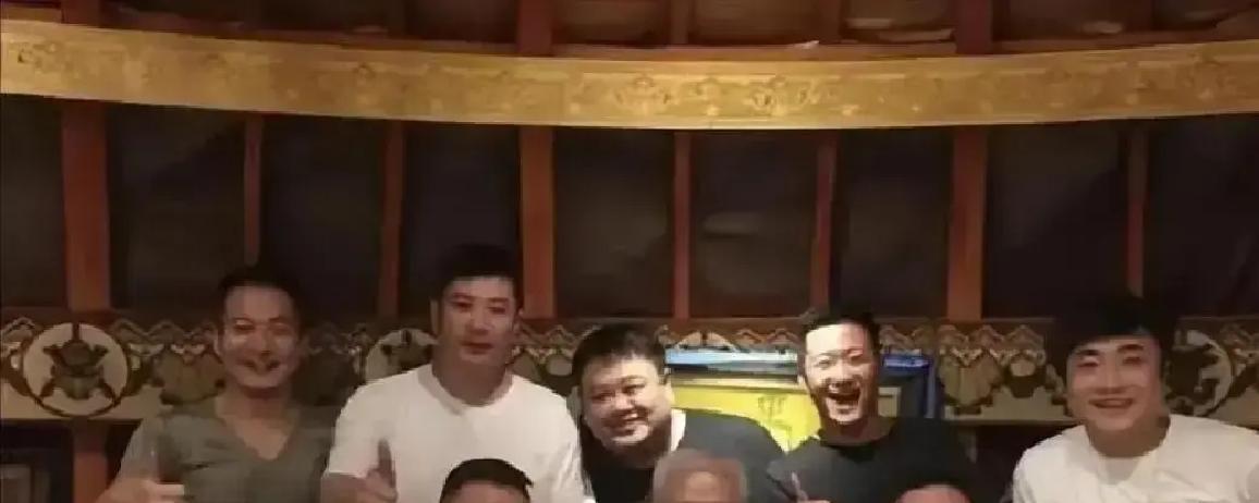 于谦把坦克开进吴京片场——一匹汗血马牵来的三位装甲兵。吴京缺的不是钱，是敢