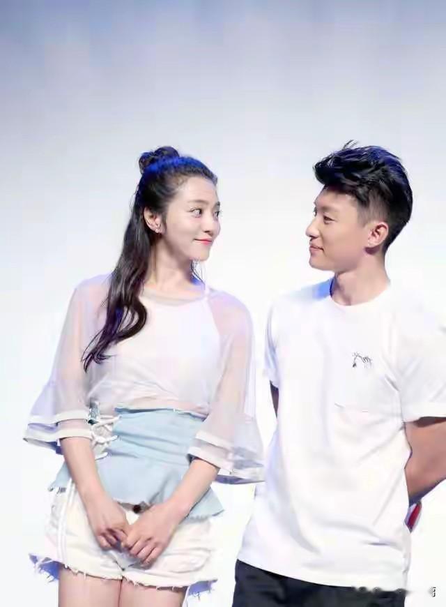 代旭尹雨航早已经结婚生子了，老丈人尹伟是北京人艺的老演员，妥妥的演员之家。妻