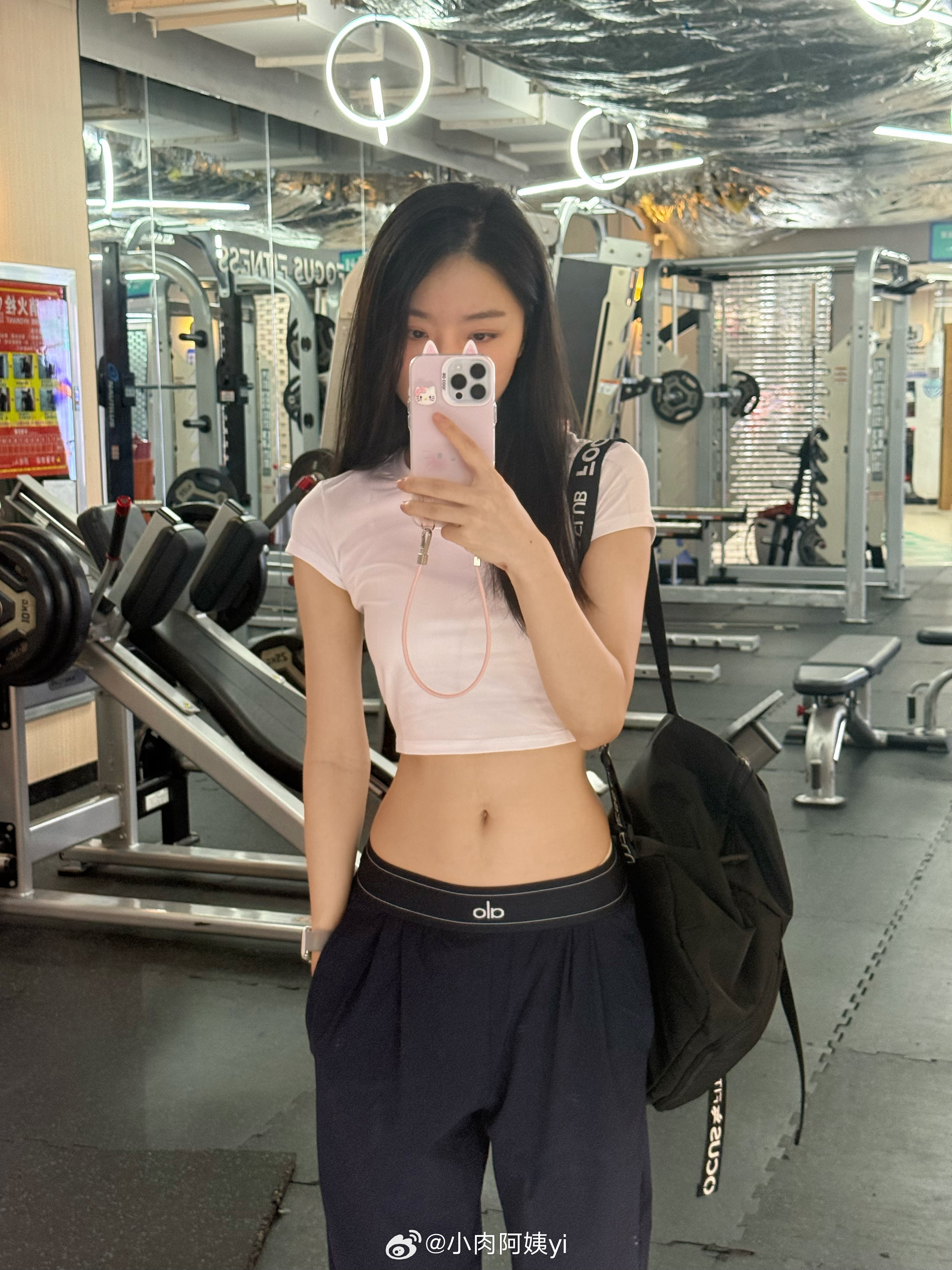 教练：会员指着你说要练成你这样，我都不好意思说你这是天生的。[笑着哭]​​​