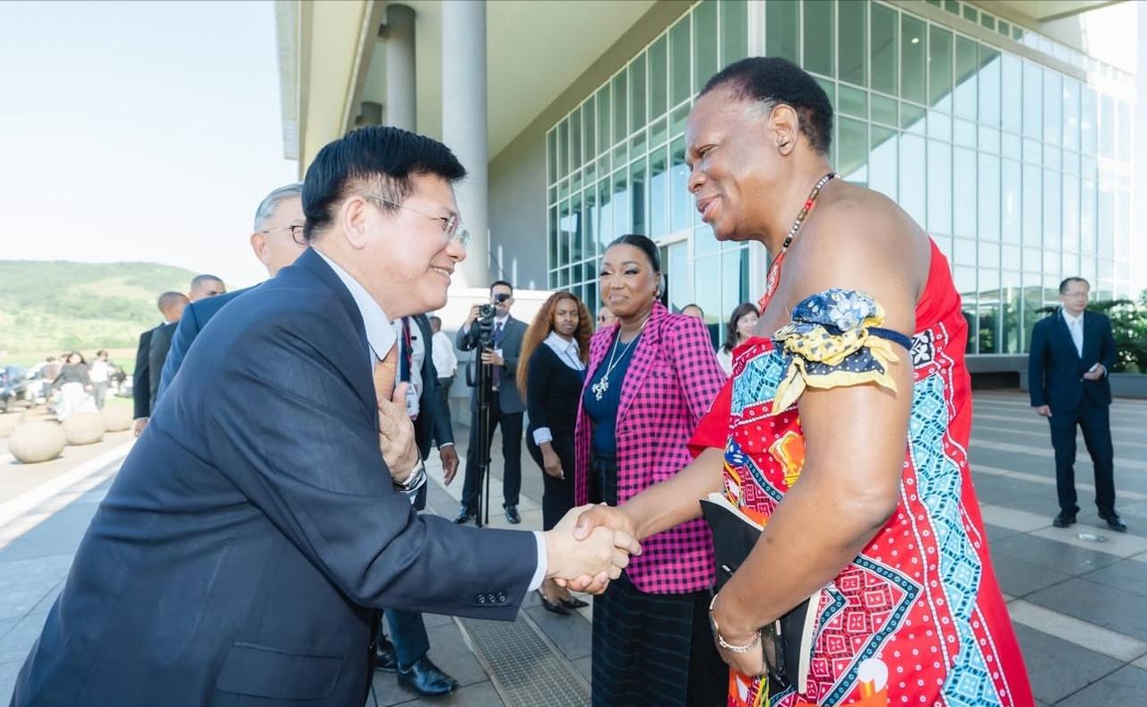 台当局高层秘密抵达非洲，包了一架飞机穿越13国领空，但还是晚了一步：没赶上！