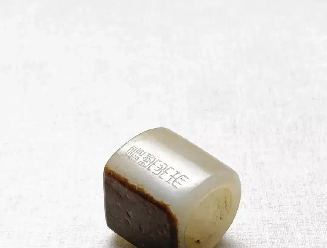 广东，一名女子在洗菜时，意外在水沟里捡到了一枚扳指，但是，她的丈夫觉得这可能是雨