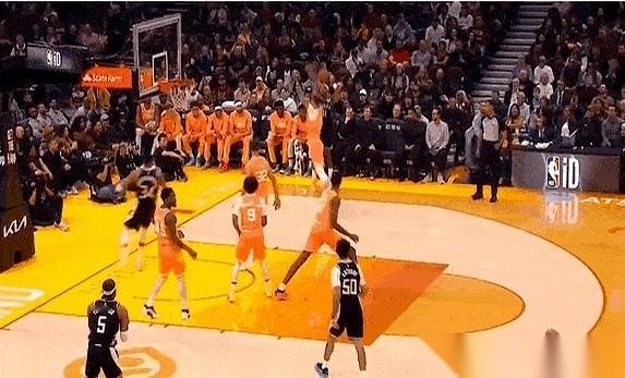 我看了十年球，第一次见这种操作。还有整整10秒的进攻时间，哥们儿刚抢下后场篮板