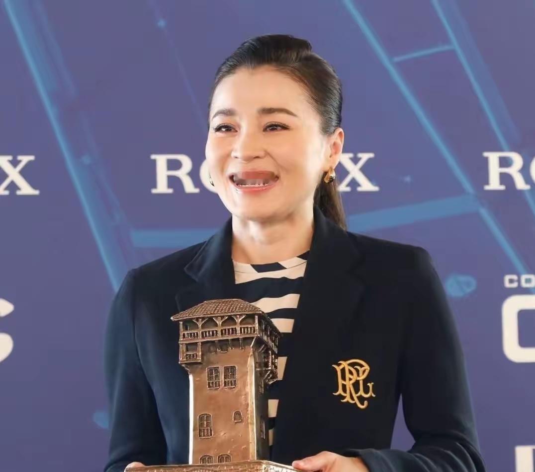 苏提达能成为王后，情理之中！为何？三个原因！一是，情商！懂泰王玛哈，她很清醒