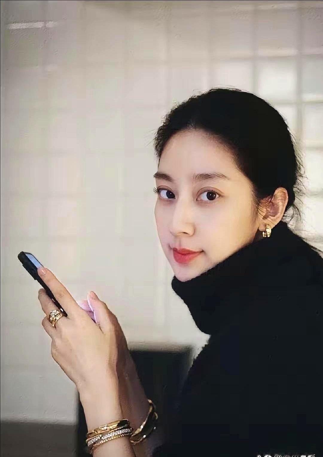 昨晚看到个账单，看得人心里发堵。工资条上写着5335元，男人盯着看了半天。明