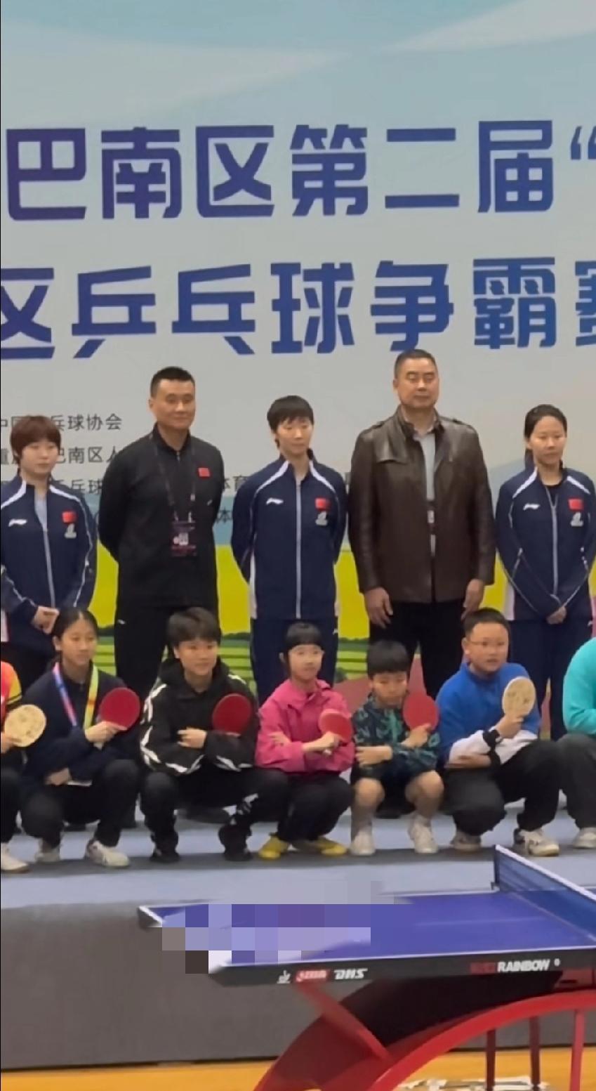 反差萌拉满！王曼昱在重庆社区活动里的“领导范儿”和可爱瞬间🏓3月8日，在