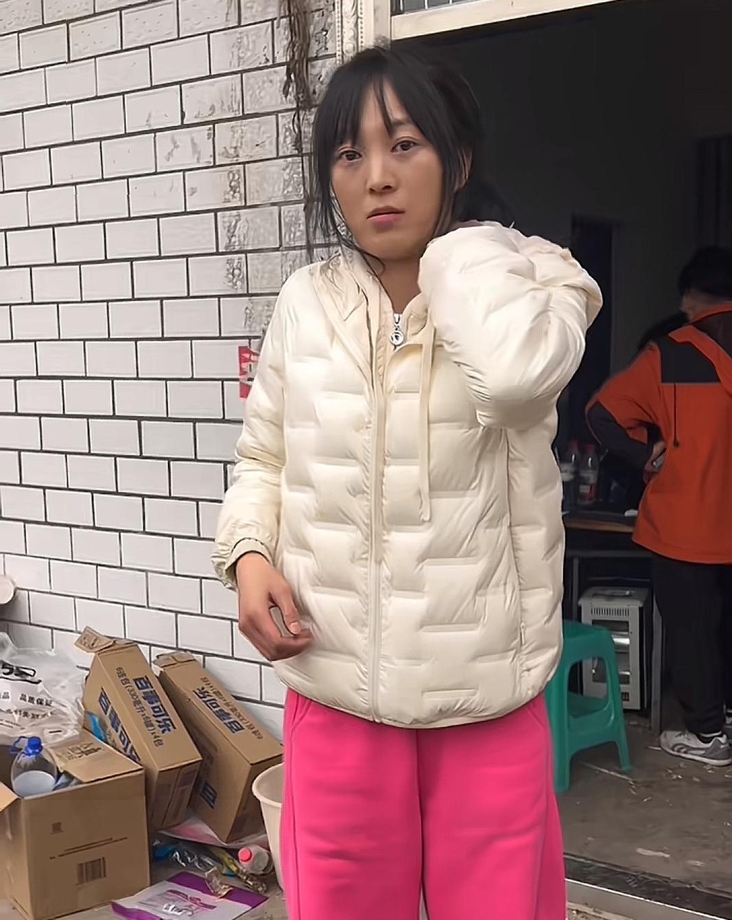 已经有网友建议呆呆要尽快搬家，不然可能成为下一个大衣哥！呆呆之前，就一个千粉的农