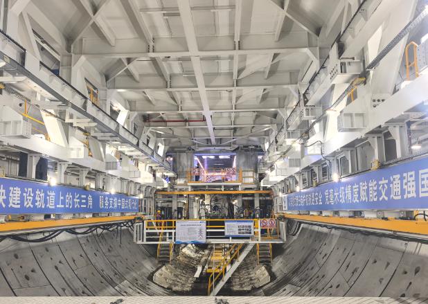 震撼！中国打通全球首条高铁穿江隧道，350公里时速不减速穿长江大家可以简单理