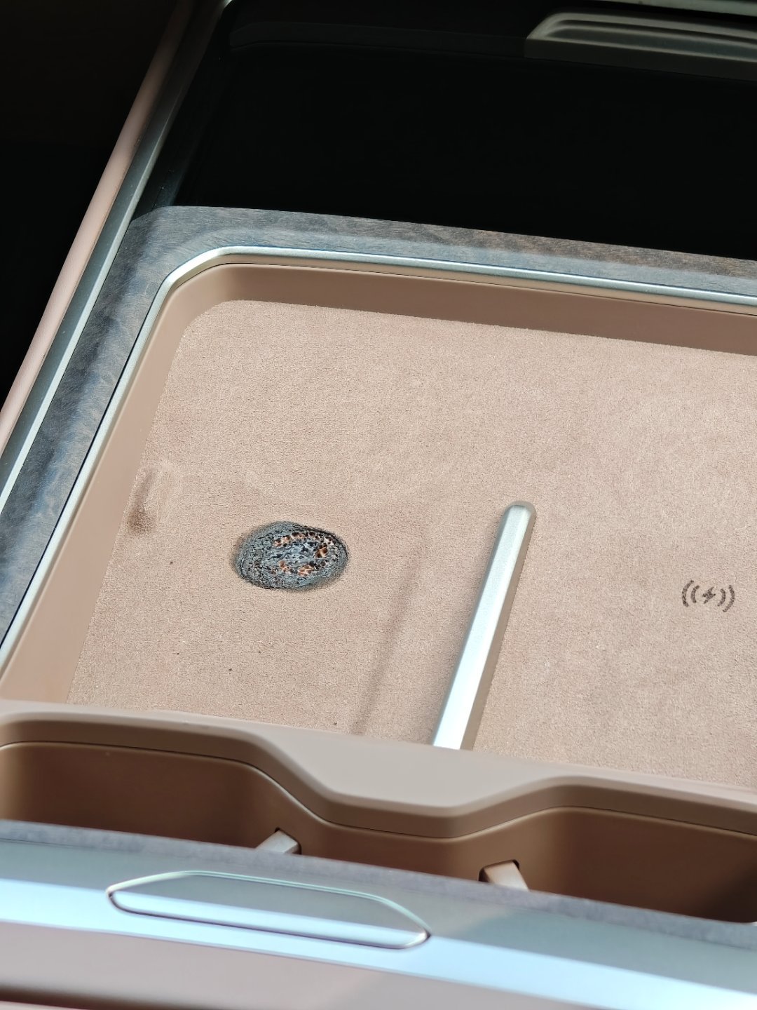 试驾车的无线充被烧坏了贴了磁吸片的手机千万别用无线充啊