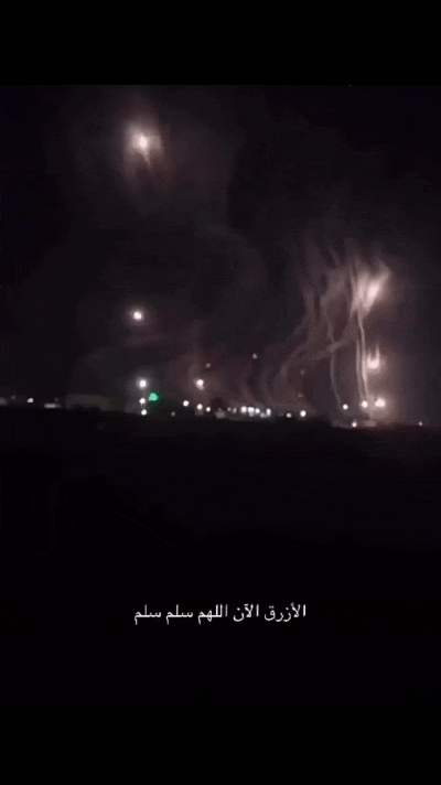 约旦的美军基地“爱国者”防空导弹系统像火箭炮齐射火箭弹一样往天上发射拦截弹，十分