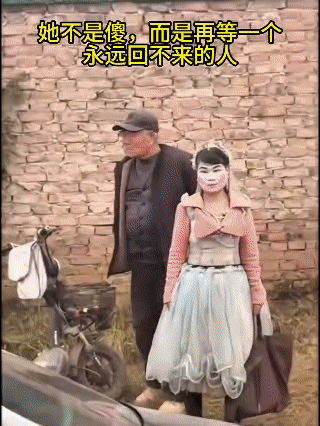 聊城街头那个总穿蓝婚纱的女人，总被路人笑“疯癫”——可没人知道，她的婚纱是没来得