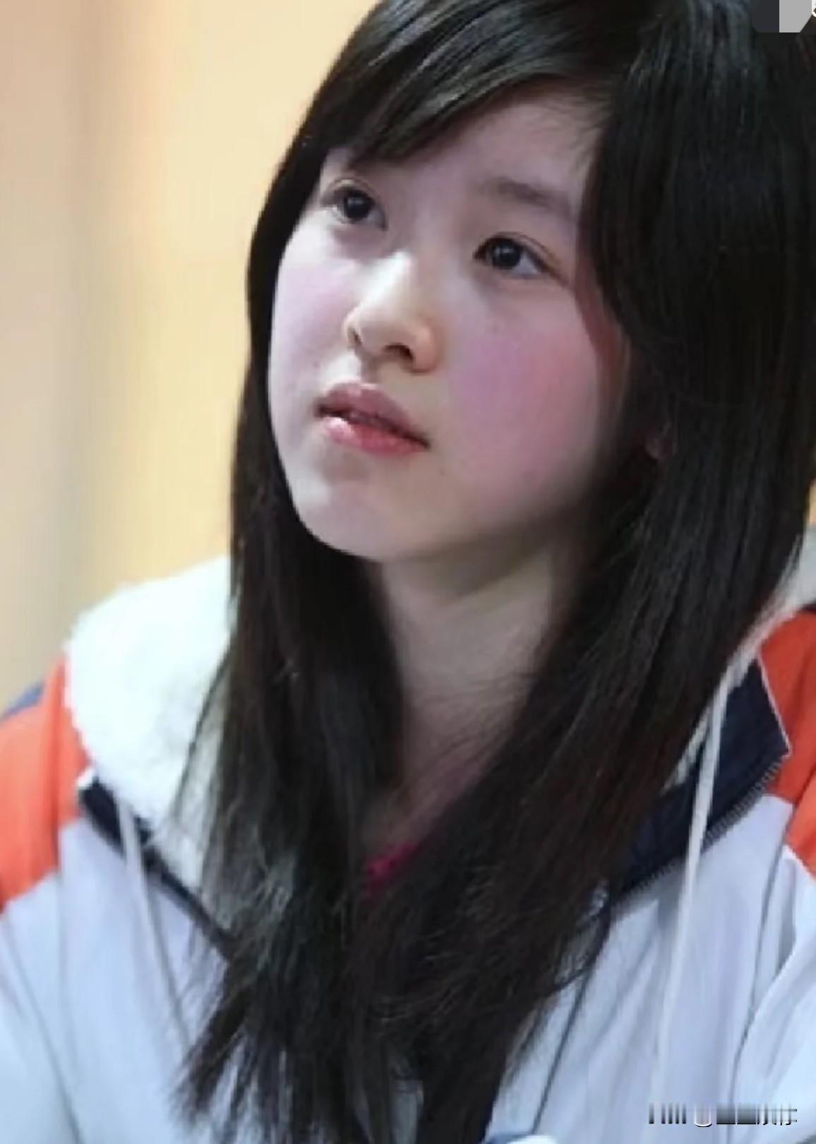 章泽天真的是那种学校里文静漂亮的女生，很多男生暗恋的那款。说她是天选之女一点