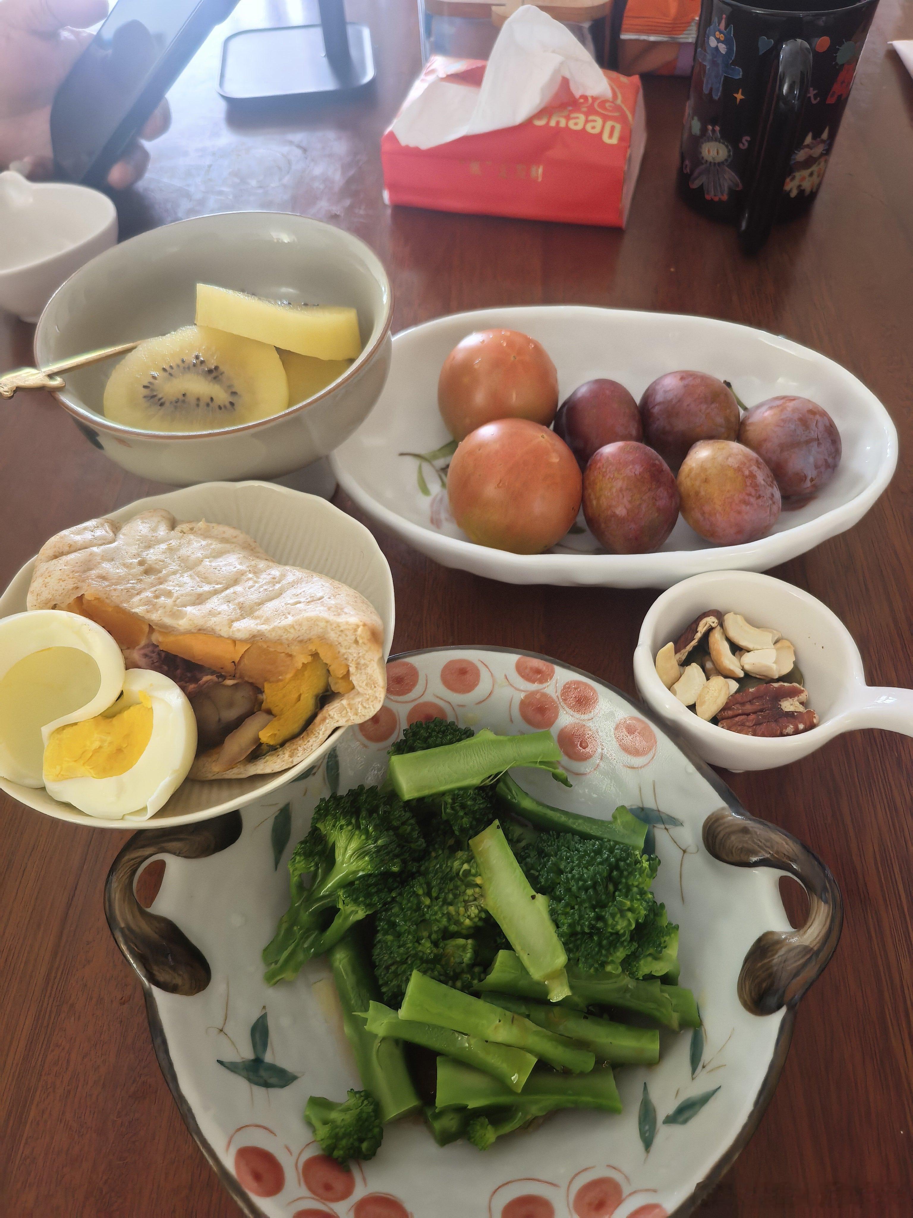 果夫准备好早餐，感觉吃撑了[捂脸哭]，现在果夫上班去了，真的好馋咖啡，已经二个多月